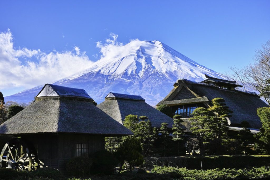 古い家屋と富士山